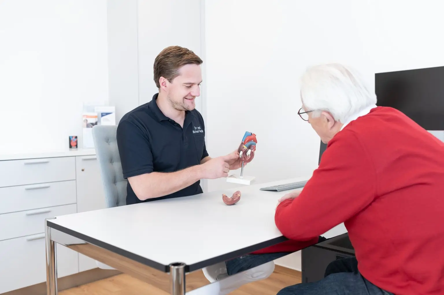 Dr. Reuter bespricht mit einem Patienten Blutzuckerwerte
